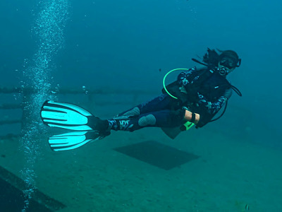 Divemaster Bella floating above a Wreck in Palm Beach